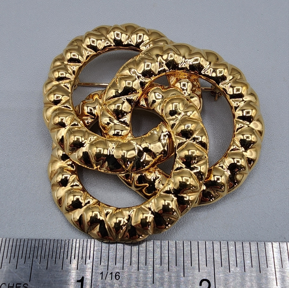 Vintage Signed Monet Shiny & Textured Gold Toned Loose‎ Knot Brooch